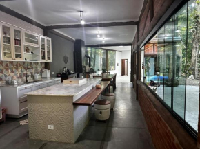 Linda casa em Caraguatatuba com cachoeira no quintal e próximo a praia